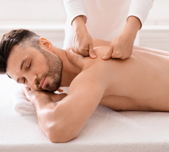 How Back and Shoulder Massage Relieves Everyday Stress
